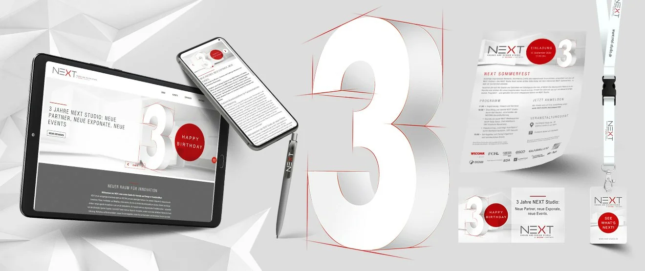 NEXT Studio Jubiläum: Website auf Tablet und Smartphone, große Ziffer 3, Einladungsflyer, Kugelschreiber, Lanyard und Karte
