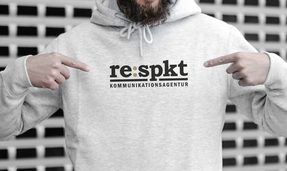 Mitarbeiter im Hoodie mit re:spkt-Logo