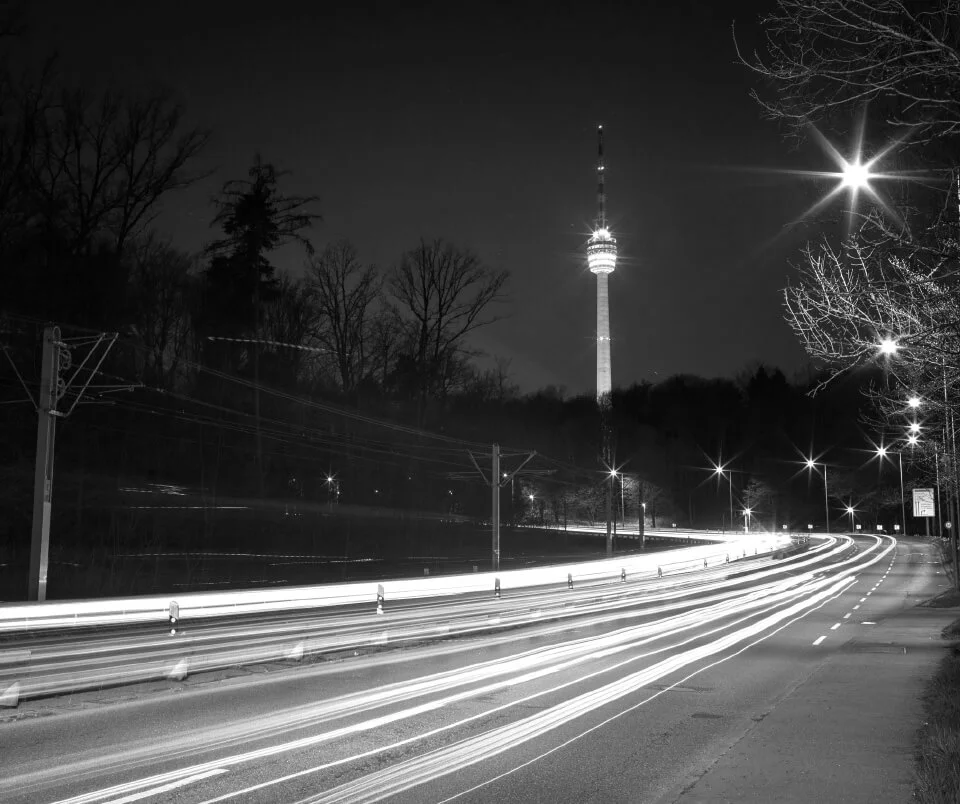 Stuttgarter Fernsehturm bei Nacht mit Lichtspuren einer Straße